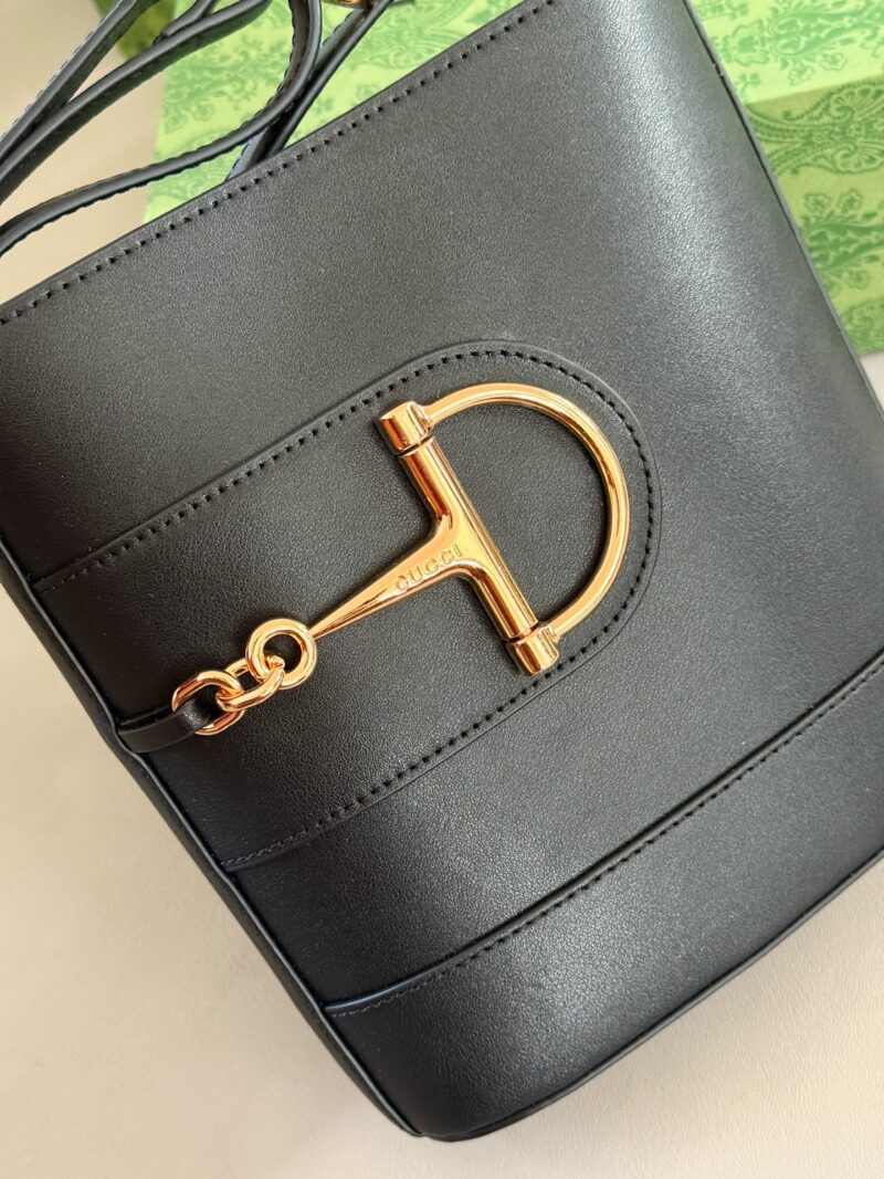 386b4c3a46.jpg 230 without box
size:18*20cm
GG bucket bag with versatile HOBO design
Very durable
Practical large capacity~
Configure extended shoulder straps
It can better meet different dressing needs and allow you to freely match them