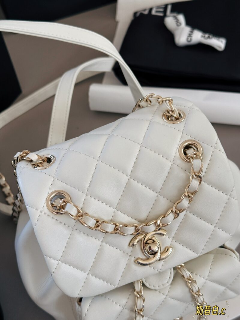 260 boxes
size：18*20cm
Xiaoxiang Family Duma Backpack
The texture of the bag is super good!
Fine grain sheepskin!
The cutest backpack of the season
? Single shoulder ? Double shoulder ? Handheld