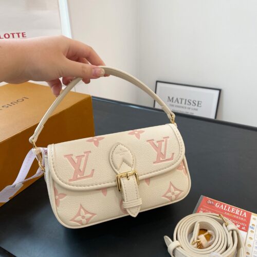 Comes with gift box
Size 19 * 12
Lv's new nano baguette bag doesn't look too good on the upper body
The new nano baguette bag is perfect for spring and summer, isn't it? It's too sweet
Adjustable shoulder strap, portable crossbody, and can be worn on...