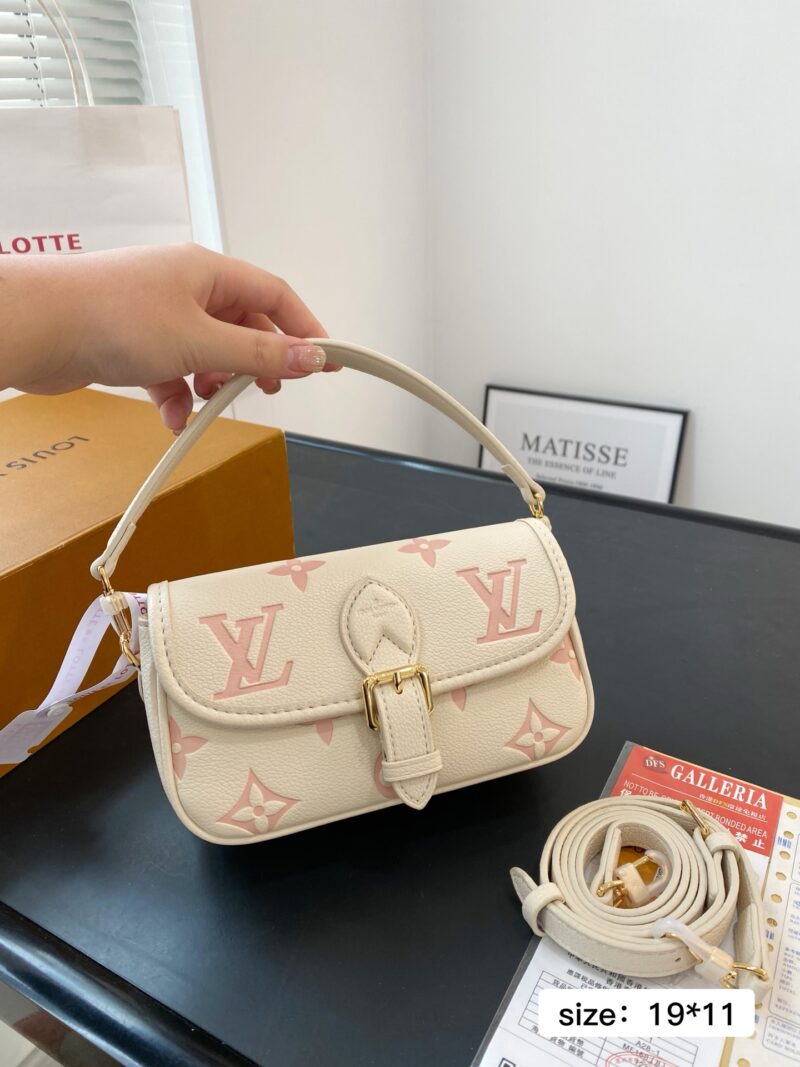 Comes with gift box
Size 19 * 12
Lv's new nano baguette bag doesn't look too good on the upper body
The new nano baguette bag is perfect for spring and summer, isn't it? It's too sweet
Adjustable shoulder strap, portable crossbody, and can be worn on...