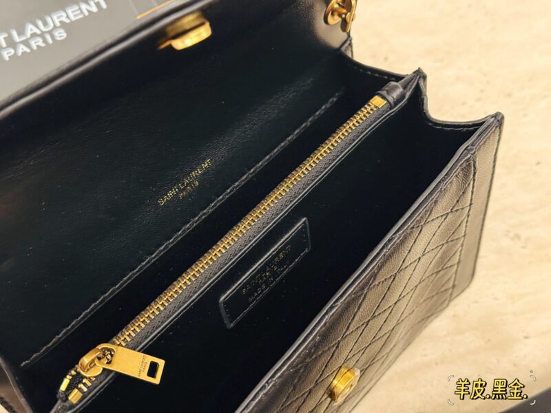 38a2e8c7ca.jpg 310 sheepskin/box
size:20*14cm
Saint Laurent YSL sheepskin envelope bag
Lenscope envelope package
Recommended classic bags!
Especially suitable for summer, dear!