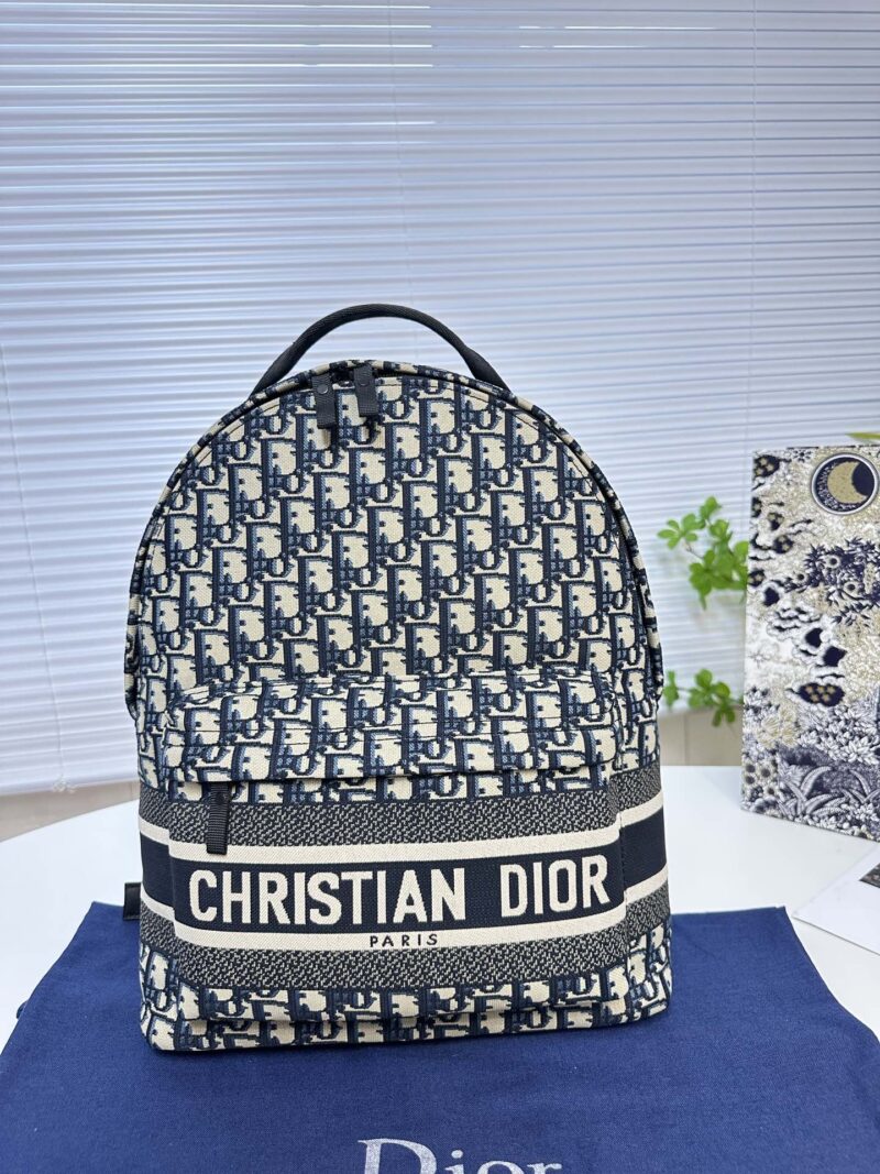 Dior letter canvas bag with cowhide, perfect for both men and women in spring and summer retro style. This bag hits the heart with just one glance, featuring a neutral blue herringbone embroidery and old flower waterproof technology fabric. Dior's co...