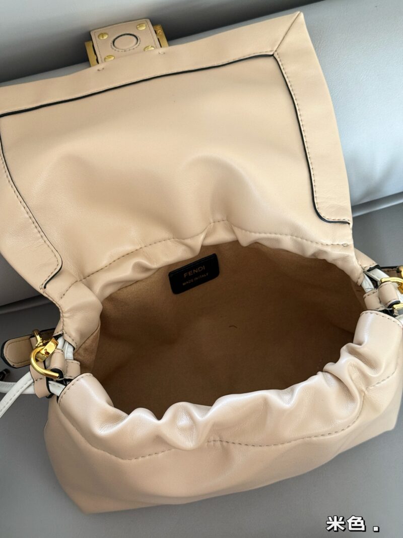 38cc063203.jpg 250 boxes
size:25*20cm
The latest series Mama Baguette has truly been designed to the hearts of fairies!
Fendi's latest magic wand
Fresh and elegant!