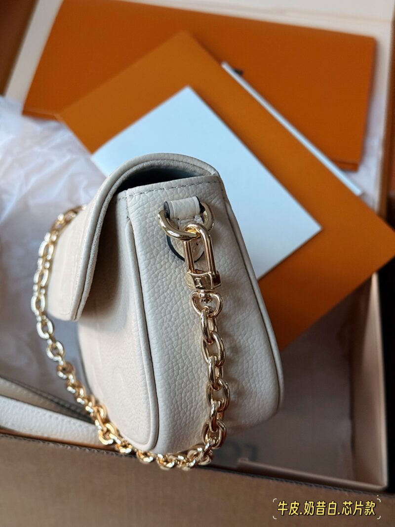 290 complete set of packaging
size：23*12cm
Original version released ?? 
New Ivy full leather embossed chip model!
L's white ivy has become rich and beautiful
Physical Milk Whistling Drops~
Super suitable for summer
The first layer of cowhide h...