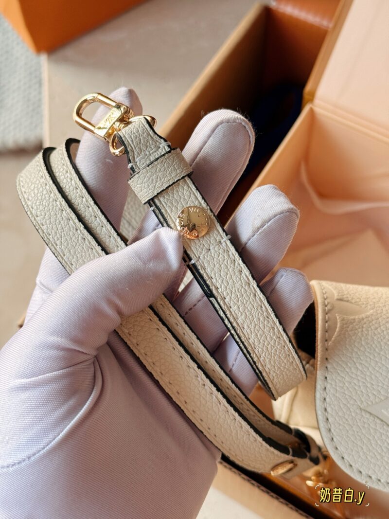 38e61afc8e.jpg 195 full set of packaging
size:23*12cm
L's new Ivy embossed model
New cream white LvIvy armpit bag
Very suitable for light toned summer clothes
Configure chains and crossbody straps
Complete packaging ??