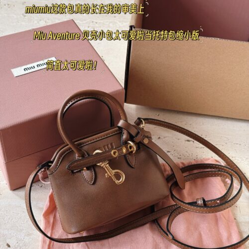 260 box full set packaging
size：13*10cm
Miu Aventure Shell Bag is so cute
When the tote bag is reduced in size
It's so cute
Exquisite walking, retro beauty, and a sense of visual appeal~
A small bag that can be used as a pendant and can be used as ...