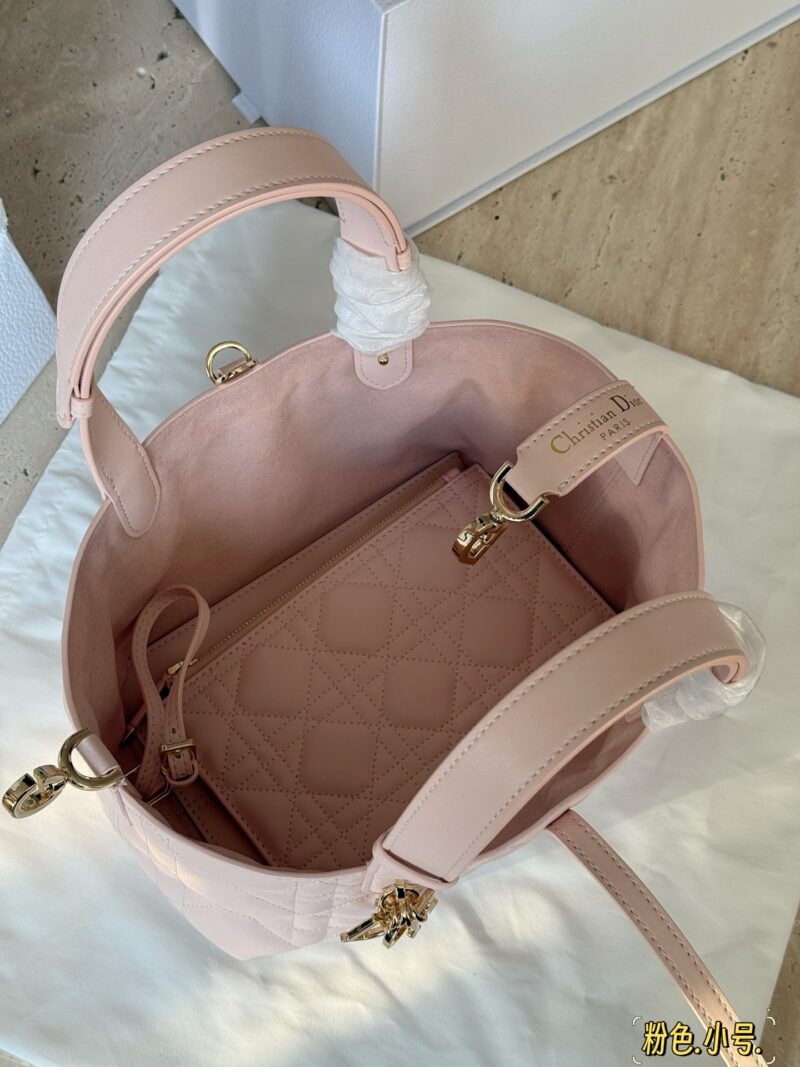 38e818a7b8.jpg 300 310 box upgraded version again
Size: 23x15cm (small size)
28 * 21cm (large size)
D's super popular Toujours shopping bag
I personally think the bag design is really durable!
New Pink~
Cool and cute~pink powder is tender and tastes foreign!