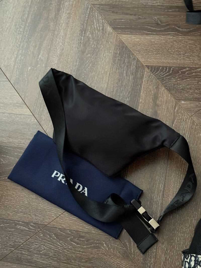 38e8aa3091.jpg 170 boxes
Size: Bottom width 20, top width 35 * height 17
Prad ? waist bag/? chest bag
stumble on
This waist bag is really easy to carry!
The capacity is very friendly
Very good
Lightweight and easy to use
hands-free