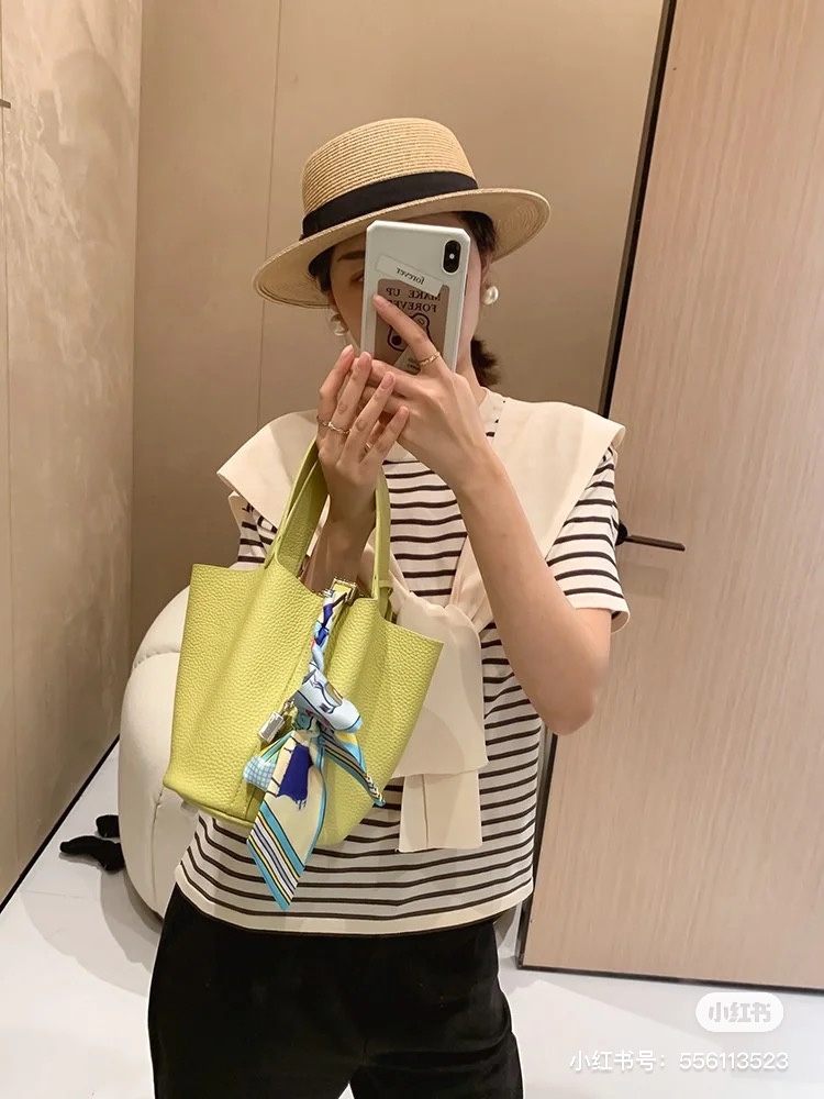 Chicken and yellow vegetable basket bag, soft and cute
This chicken yellow vegetable basket bag is really cute, refreshing, comfortable, and soft. It pairs well with scarves and small accessories to reduce aging and make it cute to carry.
It feels so...