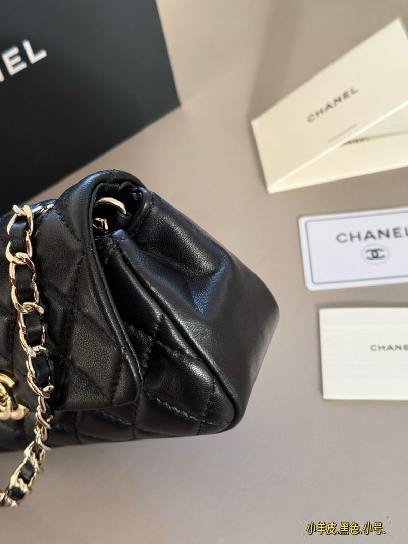 275, 280 box top lambskin
Size: 20 * 12cm (small size)
22 * 14cm (large size)
25S Treasure Black Horse
Xiaoxiangjia Mini CF~
There is this cute and cost-effective little one available
Black lambskin+light gold swivel buckle
Chanel's most classic conf...