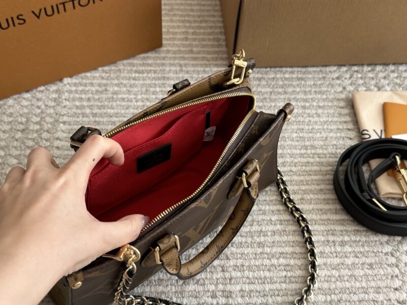 38fc2a67a6.jpg 265 box new model
size:25*13cm
Highly anticipated by everyone!
L Home OnTheGo East West
Little sisters, look
This small tote is your life bag
? Configure chain/leather shoulder strap