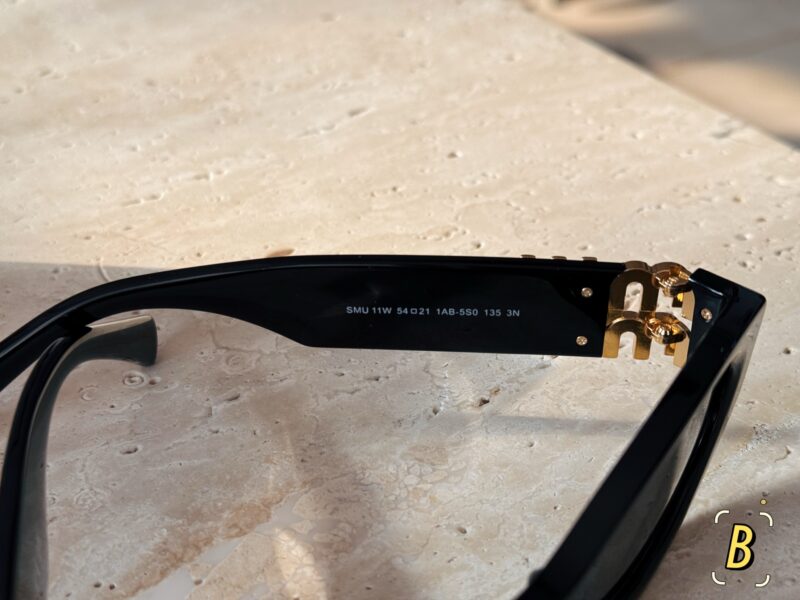 391f21ae1a.jpg 190 configuration packaging
Miu frames really cost 110000 yuan this year
The design of kitten eyes is very popular among internet celebrities and bloggers. It covers the face and makes it look smaller!
Wu Xin's same MIU sunglasses 09w are really amaz...