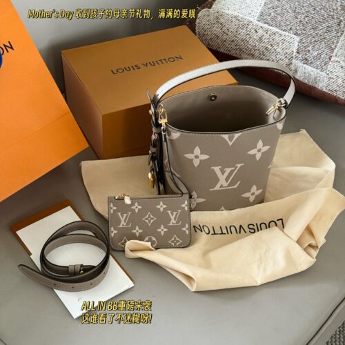 235 box
size：18*16cm
ALL IN BB Heavy Attack
Who wouldn't be confused after reading this!
I didn't expect to like it more and more as I watched it
There are two sizes of holes for L home AII IN BB
25ss bucket bag