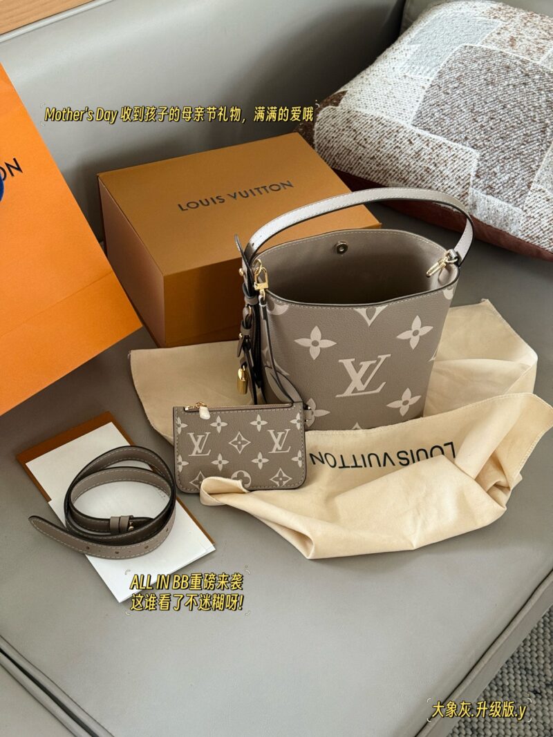 392e9c508f.jpg 235 box
size:18*16cm
ALL IN BB Heavy Attack
Who wouldn't be confused after reading this!
I didn't expect to like it more and more as I watched it
There are two sizes of holes for L home AII IN BB
25ss bucket bag