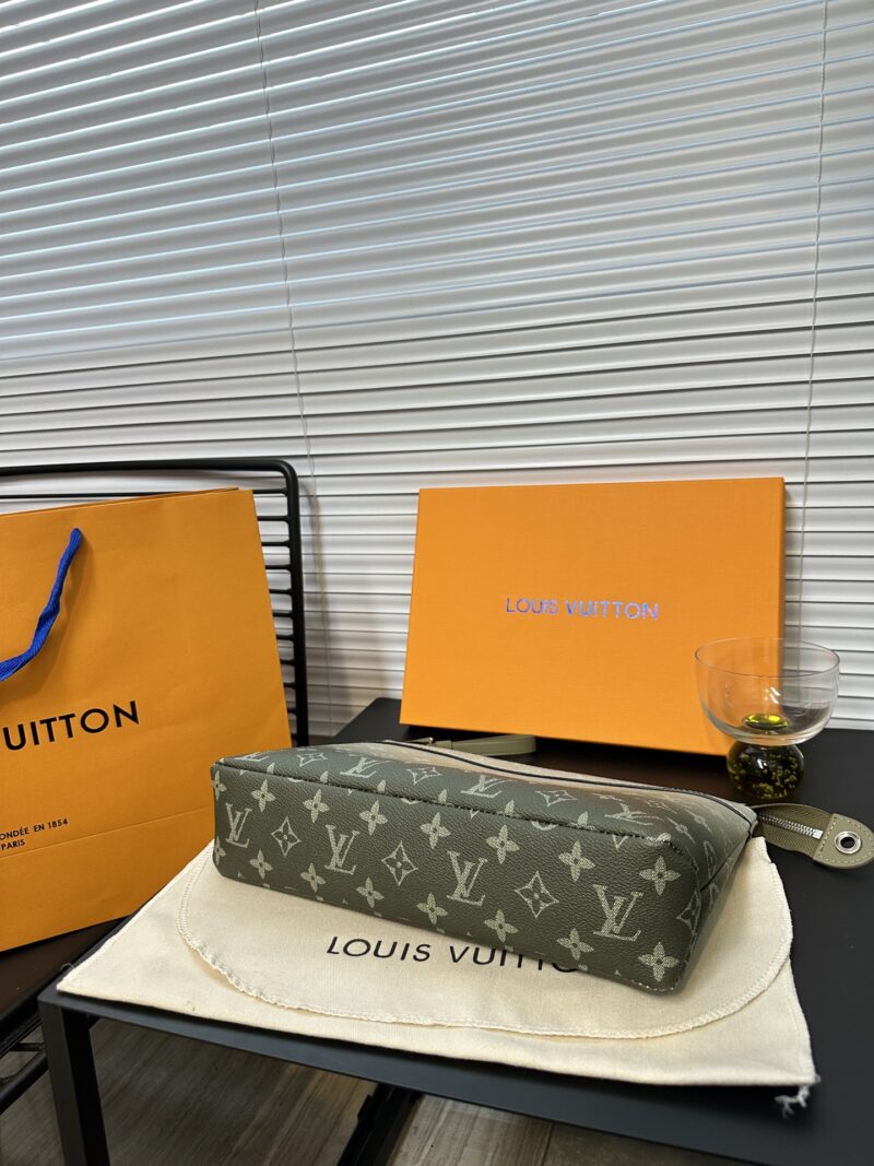 Exclusive real shot of overseas original M11545! This Pochette Voyage Souple clutch is made of Monogram Gradient canvas, cleverly presenting a Monogram pattern that gradually disperses upwards. It can also be placed in a handbag, making daily needs e...