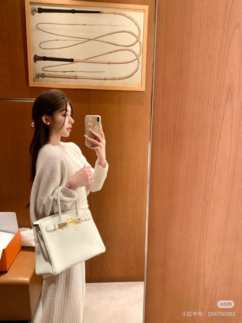 394afc81bb.jpg Bk30 milkshake white
BK30 milkshake white Togo leather gold buckle
I finally understand why Birkin30 milkshake is so popular!
It's just a perfectly warm and soft white with a hint of light gray, and a slightly cool tone with a hint of coolness
The wh...
