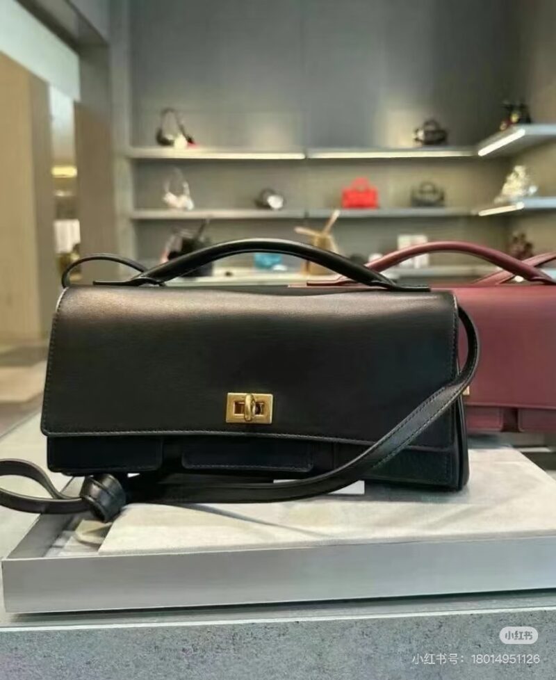 394feb4f8f.jpg Balenciaga's new model
