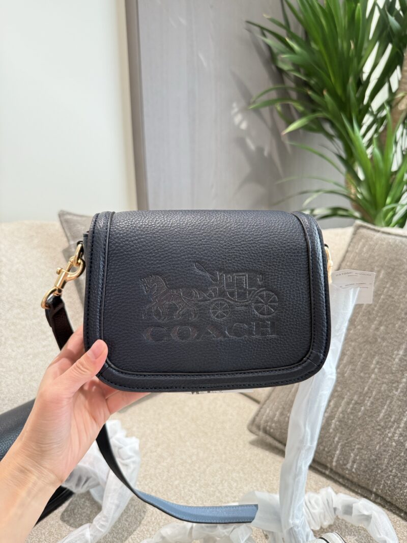 Coach carriage saddle bag p240
New Carriage Series
Coach Coach women's full carriage style saddle bag crossbody bag Saddle [Grin] is a very practical and beautiful model, with a retro saddle bag shape and full leather edging that is not easily deform...