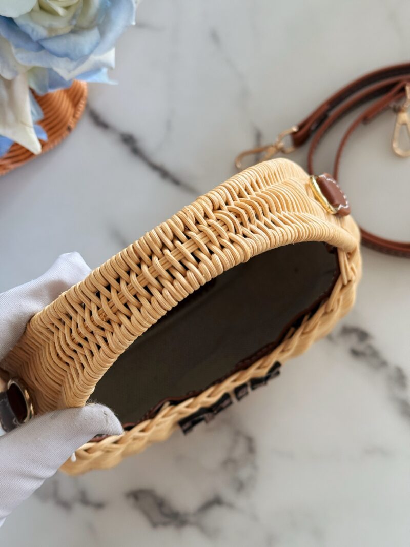 210 box
size：22*12cm
Miumiu Summer Limited Edition|
New woven vegetable basket
A chaotic hobo bamboo woven bag with a raging fire
The cute cowhide iconic logo becomes a highlight, it's so beautiful