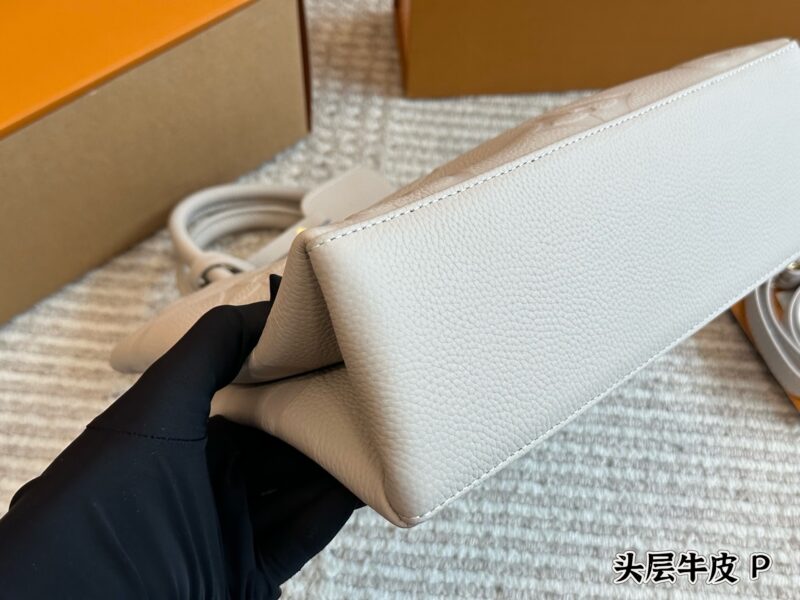 3976149df7.jpg 350 cowhide
size:30 22 cm
L Family Classic Handbag
Commonly known as LV dumpling buns,
The most classic bag type!
This bag is durable and convenient, easy to pack and not afraid of wear, it's super worry free to use!