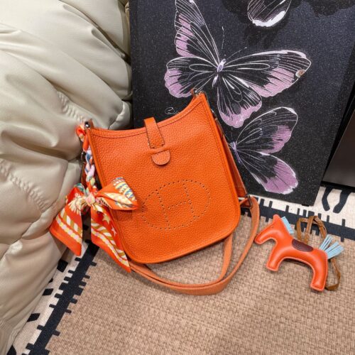 Hot products, hot products, beautiful
Hermes Mini Evelyne
Super versatile!
The bag weighs very light
Size：17*18cm