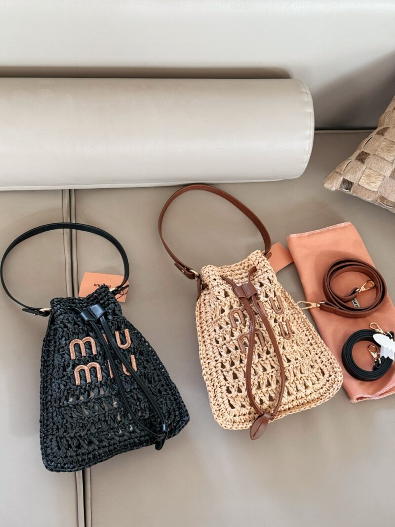 185 boxes
size：20*23cm
Miumiu Summer Limited Edition|
New woven vegetable basket
The burnt Hobo Lafite Grass
The cute cowhide iconic logo becomes a highlight, it's so beautiful