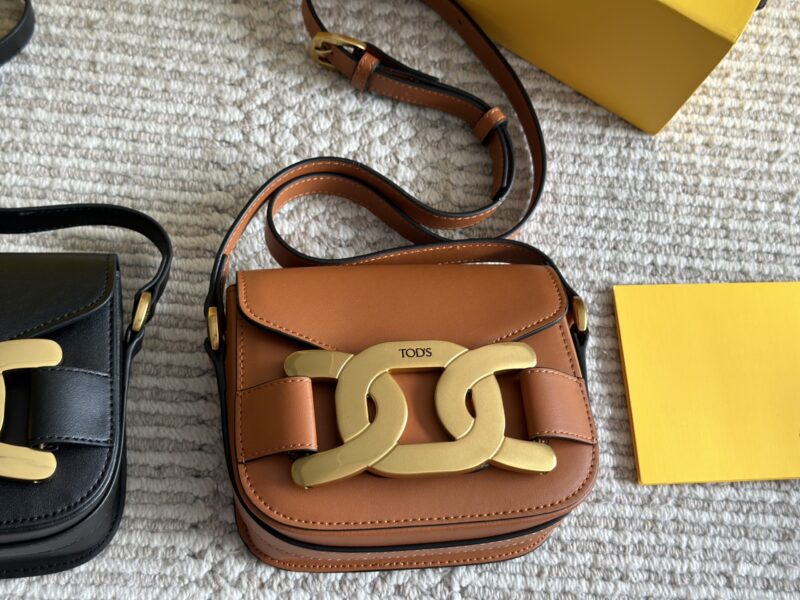 39aa3b00ce.jpg 225 boxes
size:16.5*15cm
TOD's Timeless
The appearance of the bag is too good
A high-end versatile design bag
Essential Grass Planting!