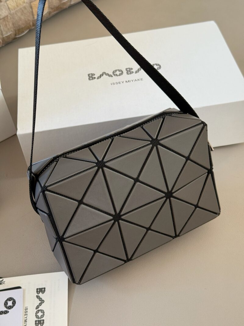 39afdf560b.jpg 175 boxes
size:18*11cm
Strongly recommend Miyake's Lifetime Cupid Box
Despite its small size, it can hold a lot of space
Daily necessities such as 160plus car keys can be easily put down!
It can be carried by hand, tilted back, single shoulder, and...