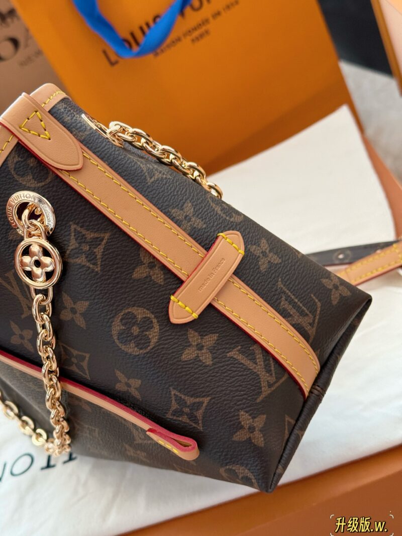 39be4358a5.jpg 235 box upgrade version w
size:26*17cm
L's Carryall BB has finally arrived
Package body with sliding metal chain
More exquisite!
Small girls are blessed with easy matching of various clothing styles!