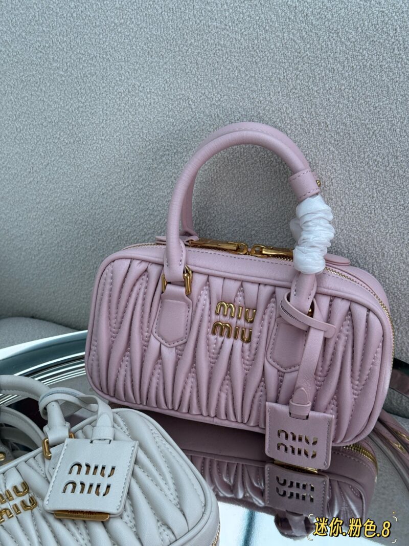 39cad40605.jpg 250 boxes
size:19*10cm
Miu's small trash bag is really heart wrenching!
Miumiu's new mini bowling bag is so cute
Newly released mini size
Smaller and narrower than the previous small size, with a sloping back that is more convenient for internal ca...