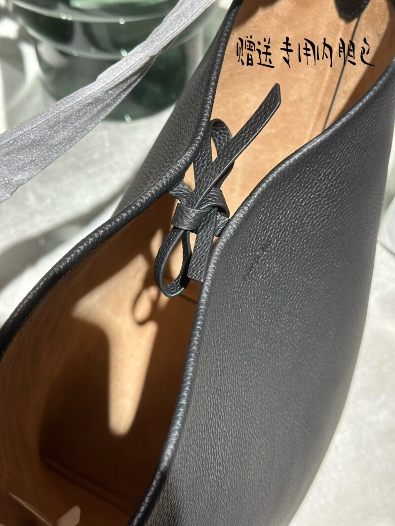 39cdbbe082.jpg Bucket Bag ? Gift inner bag G7155 # p375
Liu Yifei, Ni Ni, Dong Jie, Naza, Yang Mi
Waiting for many female celebrities to wear the same bucket bag as the old forward bucket bag, medium size full grain top layer cowhide
The favorite of minimalism, w...