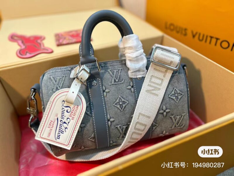 Cowboy Keepall25, I Love It
Expected to be a big hit this year
Comes with hanging tags and wide shoulder straps
Cowboy Keepall25 w
Both men and women can carry someone or not
The capacity is great! !
Lv's new denim pillow bag
Handheld and can be slu...