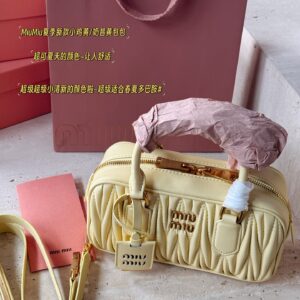 255 Upgraded Edition Box
size：22*11cm
New size of miumiu bowling ball ??
Summer New Chick Yellow
Milk shake yellow bag is super good
Summer colors~Comfortable
Can be carried by hand or slung diagonally
Full capacity~~
The appearance is Princess...