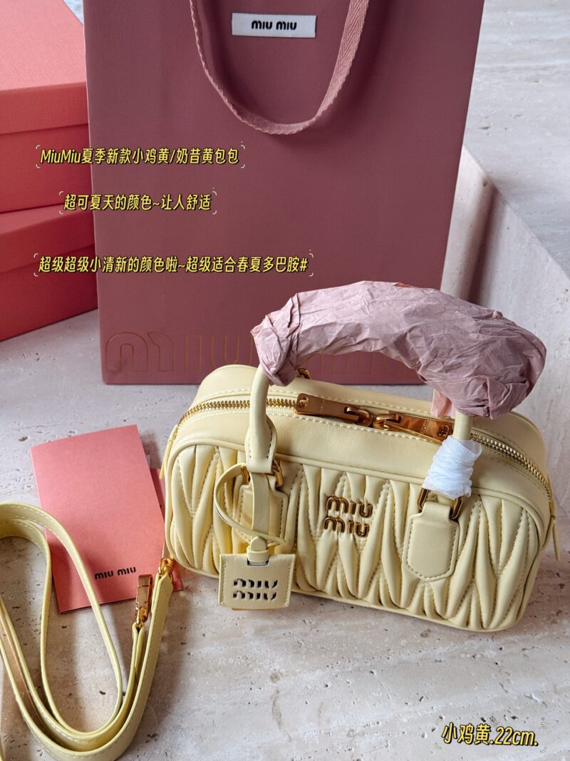 255 Upgraded Edition Box
size：22*11cm
New size of miumiu bowling ball ??
Summer New Chick Yellow
Milk shake yellow bag is super good
Summer colors~Comfortable
Can be carried by hand or slung diagonally
Full capacity~~
The appearance is Princess...