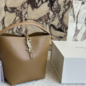 235 High Order Edition (Gift Box)
Size 20 * 14cm
GG Small Saddle Bag
Classic coffee color, huge and cute size
Comes with two shoulder straps for easy switching
The perfect combination of thick shoulder straps and thin shoulder straps
Search GG 1955 s...