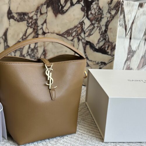 240 (with box)
Size: 16 * 20cm (small size)
YSL Saint Laurent | Le37
Don't make the bucket bag too cute and spicy!!!!
It can be carried by hand or shoulder strap, and can be carried on one shoulder~There are various ways to carry it~
The leather is d...