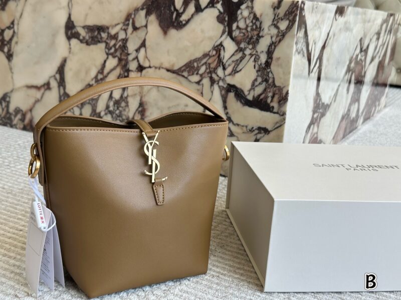 39ed71eec7.jpg 240 (with box)
Size: 16 * 20cm (small size)
YSL Saint Laurent | Le37
Don't make the bucket bag too cute and spicy!!!!
It can be carried by hand or shoulder strap, and can be carried on one shoulder~There are various ways to carry it~
The leather is d...