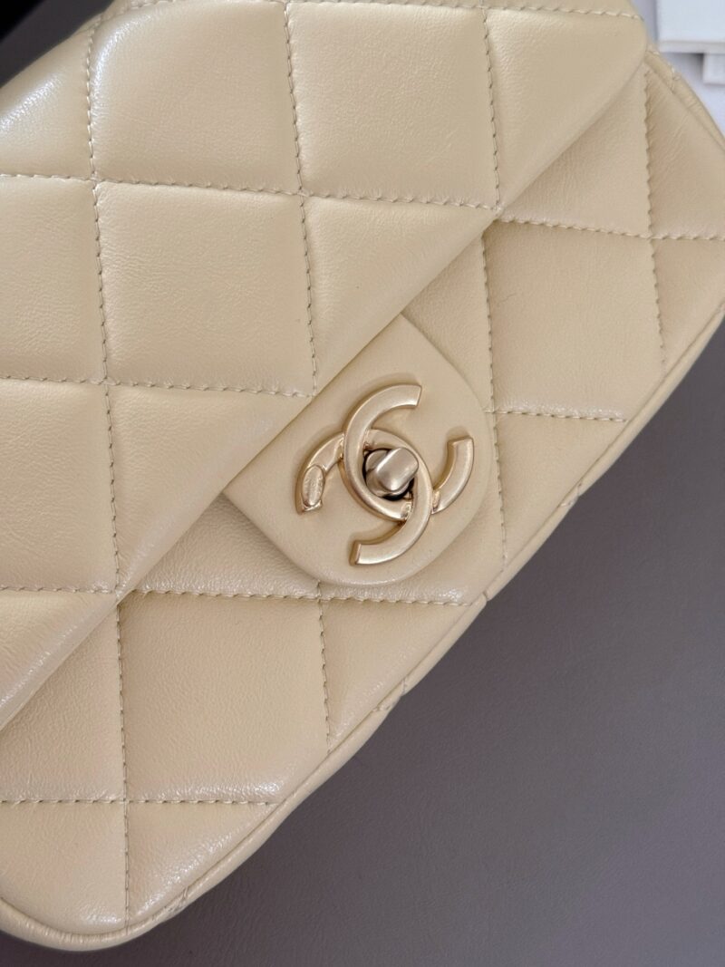 39f5df49e5.jpg 230 box
size:20*13cm
Xiaoxiangjia CF Double Pearl Bag
Size 20.5x13x6.5
No need to say more, it's perfect!
Easy storage for both large and small phones!
Both sides of the pearl can be adjusted
The chain can become longer and shorter!
Underarm hand-h...