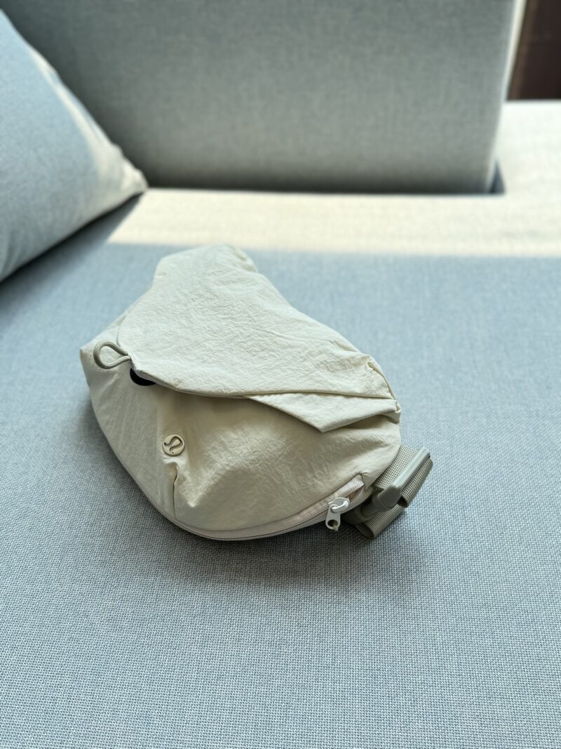 39f7904ecb.jpg 180 airplane box
size:30×19
Lululemon Curved 3L Nylon Handheld Shoulder Bag
Crossbody has both appearance and functionality. With it on your back, in an instant, it's a must-have bag for going out
Transforming into a fashion icon with high-end nyl...