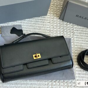 Copy of original order ? MINISOTTRUNK handbag features the iconic Monogram print paired with contrasting resin chain straps, creating a delicate and charming design. This charming handbag has sharp edges and elegant connotations, showcasing a mod...