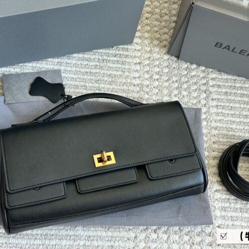 Cowhide 270 with box
size: 28*14cm
The Belair series from Balenciaga is simply amazing!
The new handbag/crossbody bag is small and exquisite!
Cowhide quality!
The toughness and texture of leather are very soft
