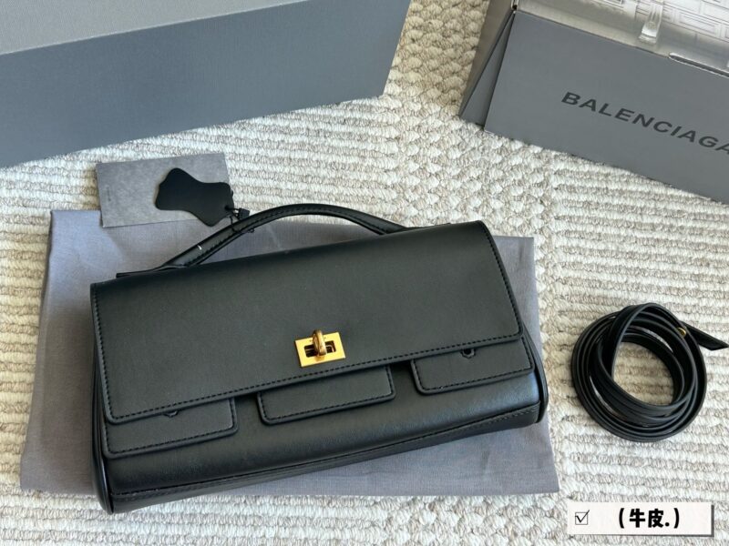 39f7951441.jpg Cowhide 270 with box
size: 28*14cm
The Belair series from Balenciaga is simply amazing!
The new handbag/crossbody bag is small and exquisite!
Cowhide quality!
The toughness and texture of leather are very soft