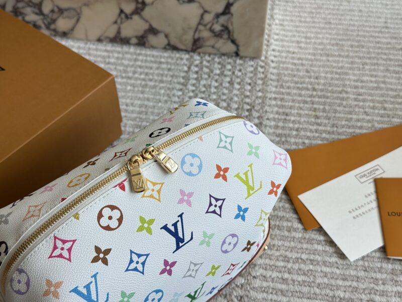 220 boxes
size：28*16cm
This makeup bag must be praised well
It's really convenient to use it!
If you go on a trip
One package can solve all problems!
L Home Makeup Bag!
Ladies' essential items,
Ladies and gentlemen,
All can be used,
A beloved doubl...