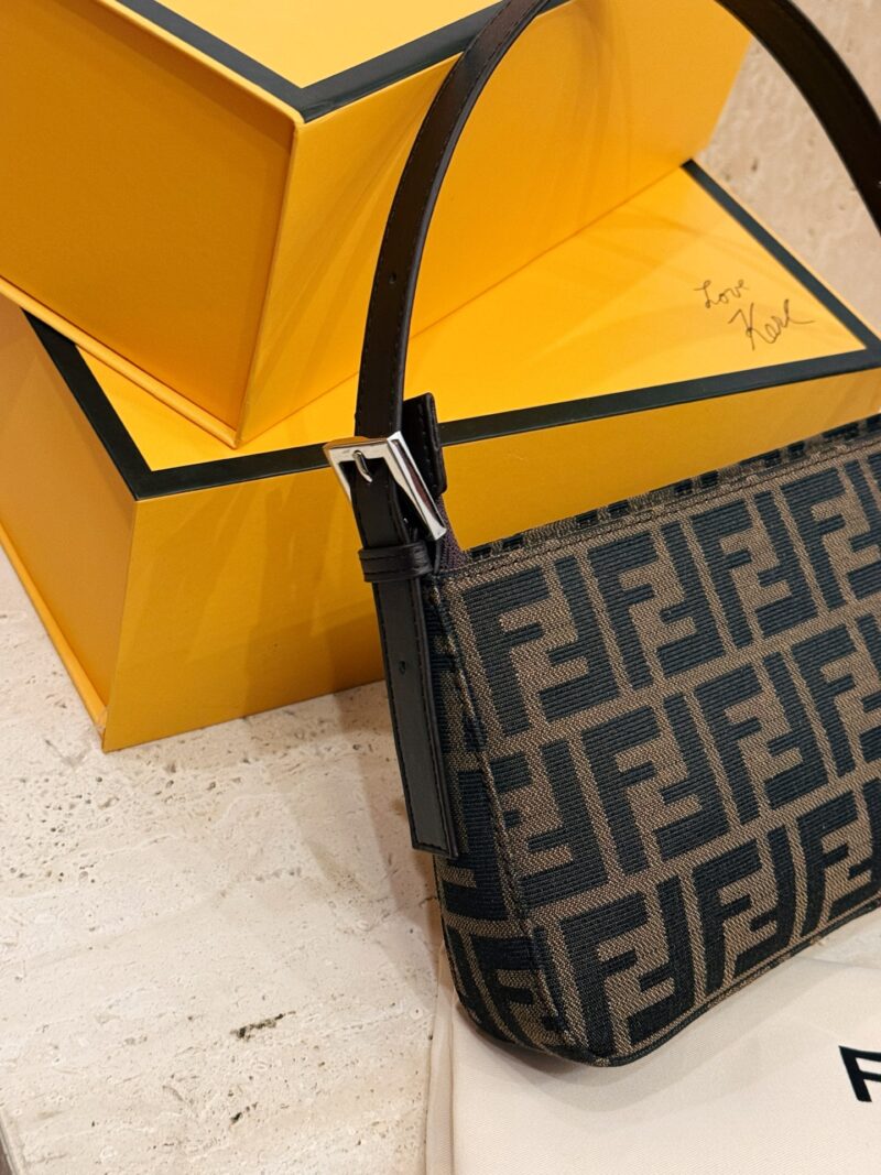 3a1352fe09.jpg 190 box
size:25*14cm
Fendi Underarm Bag/Mahjong Bag
Really perfect!
Love, love, love!
Handheld, Underarm, Crossarm