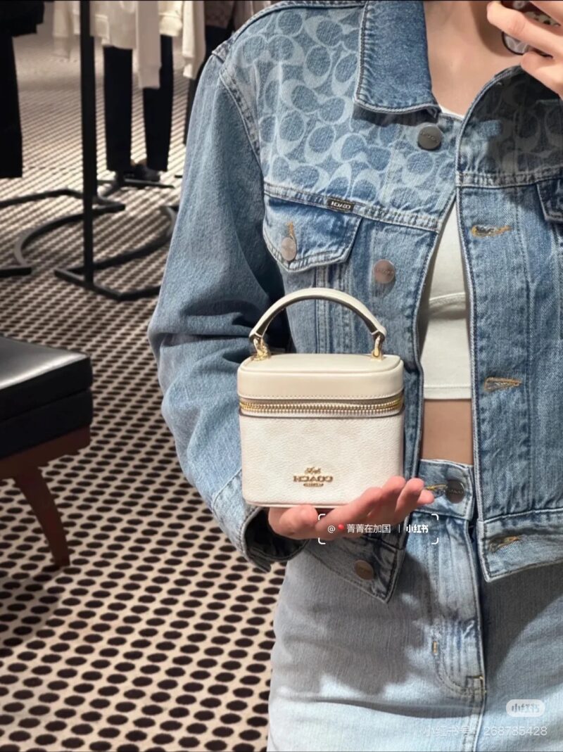 3a1c388bf4.jpg Chanel? Coach? The latest small square box bag is super charming and can hold foldable phones
Lipstick keys are very versatile
Small and exquisite, this is not a proper concave shaped artifact