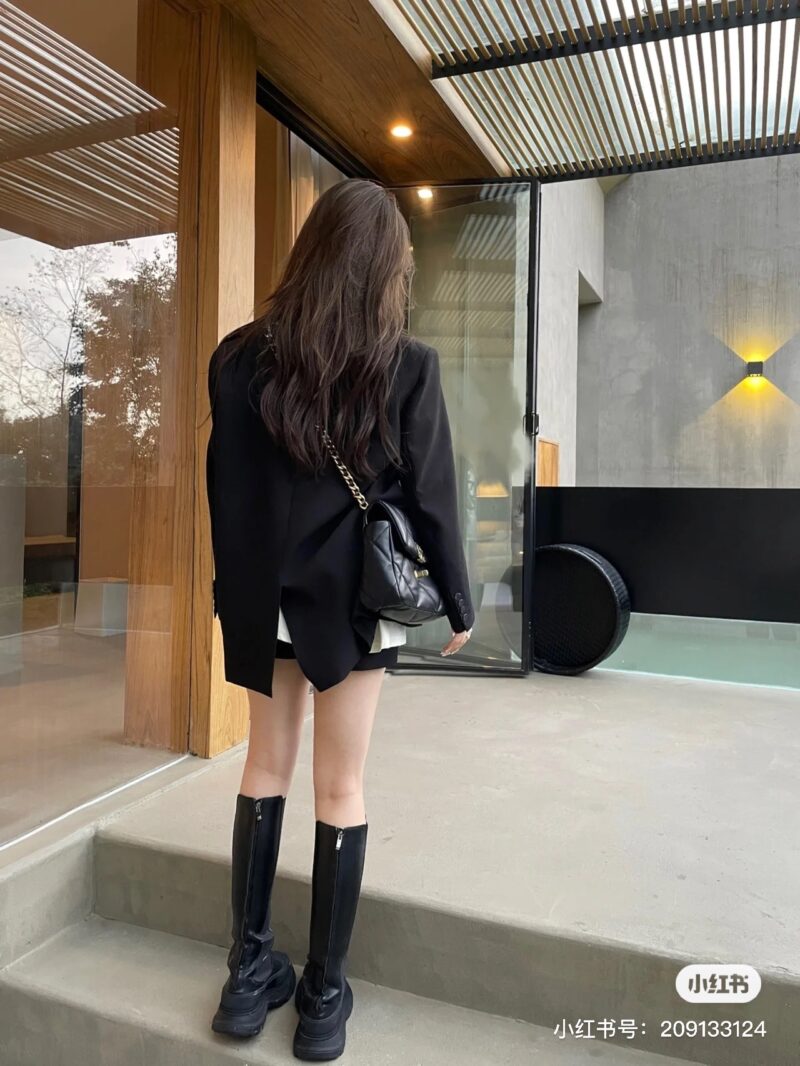 3a3319e755.jpg Chanel 19bagI1 is a bag that can be owned by both boys and girls. There are many small fragrances in this bag, so there's no need for me to say more
The large black and gold logo has high recognition
I think the size is just right and the capacity is...