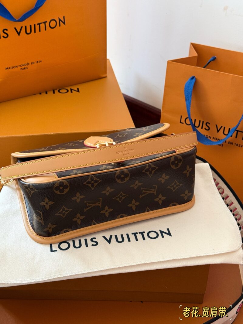 3a3b7c0530.jpg 250 boxes
size:25*17cm
L Family Diane French Stick Handbag
Customized presbyopia fabric paired with dark tree bark
Configure two shoulder straps ??
Today's happiness is brought by the Dharma stick!
Search for Lv Law Stick