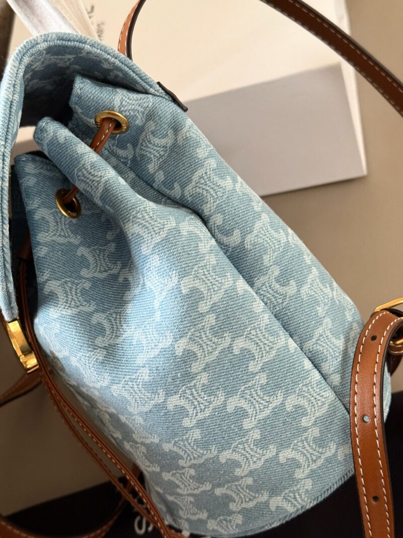 3a4b338974.jpg 240 boxes
size:18*22cm
Versatile small backpack for all seasons
Celin Triumphal Arch Cowboy Backpack
Practical and full of retro feel
Although compact, it is very easy to fit,
A small backpack suitable for carrying all year round!