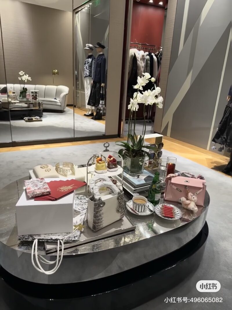 Dior Himalaya Lady Dior~
I share a lady Dior bag every day. I really love this bag style, and the most recommended one is definitely the Himalaya style because of the horse The price is about to increase, so you must not miss the best opportunity to ...