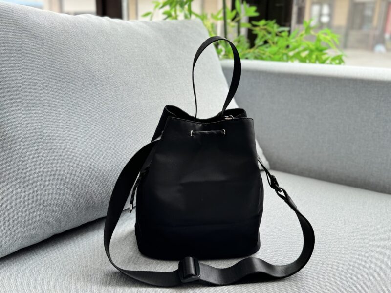 3a577074d5.jpg 200 airplane boxes
size:22×25
Lululemon 5L nylon bucket bag, one shoulder crossbody handbag
Lightweight and casual, as expected, the end of the bag is made of nylon
Lightweight and casual, the bag shape and style are very appealing to me